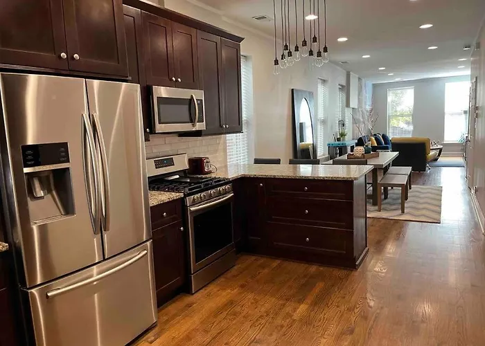 Trendy West Town Flat - 2 Bed / 1.5 Bath W Parking