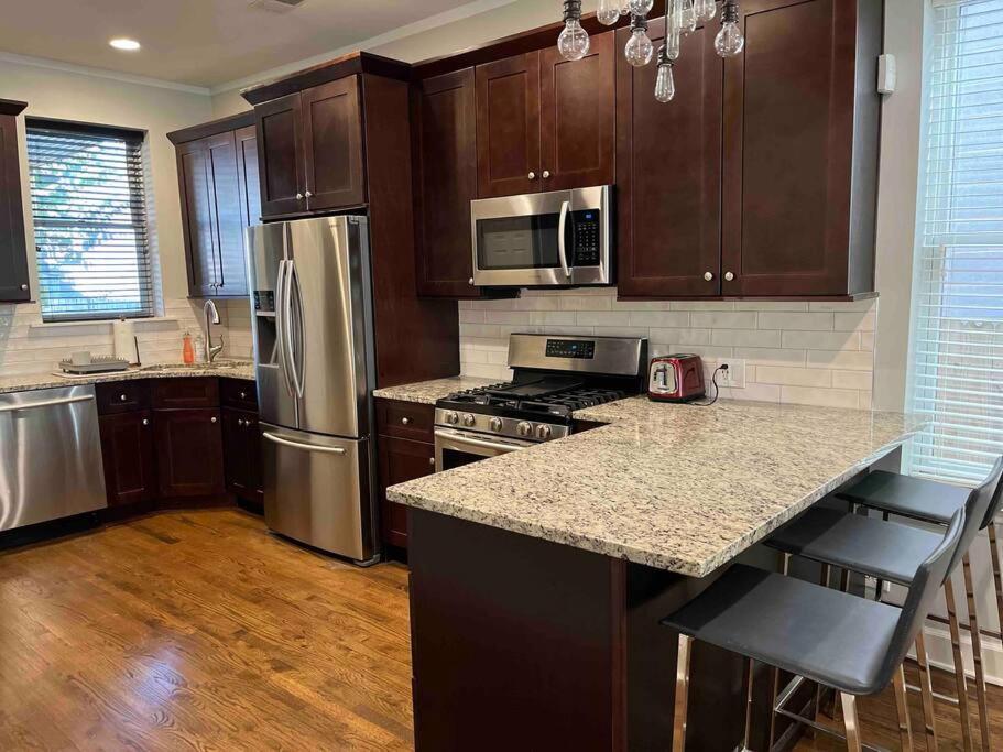 Appartement Trendy West Town Flat - 2 Bed / 1.5 Bath W Parking *
