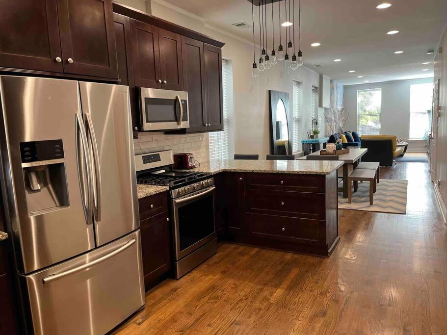 Trendy West Town Flat - 2 Bed / 1.5 Bath W Parking Appartement *